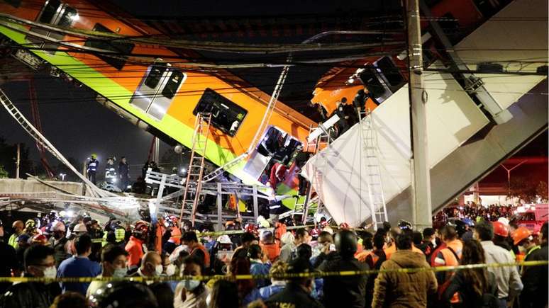 Um trecho de via elevada e alguns vagões da linha 12 do metrô desabaram na noite de segunda-feira na capital mexicana.