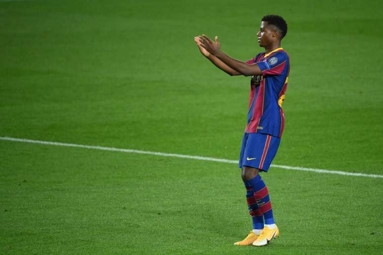 Ansu Fati volta a jogar somente na próxima temporada pelo Barça (Foto: LLUIS GENE / AFP)