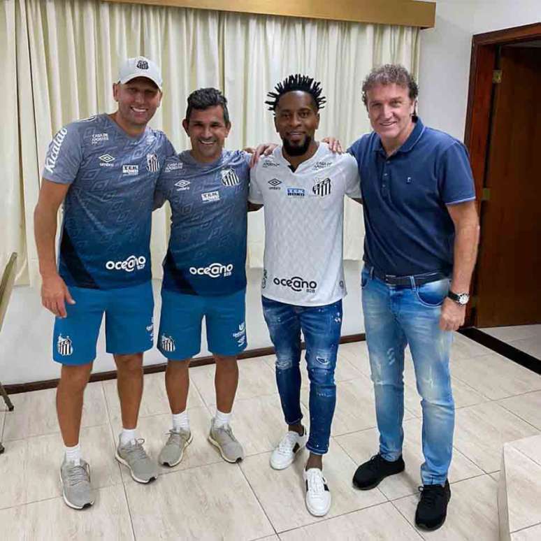 Zé Roberto com comissão técnica do Santos no início do ano (Foto: Reprodução/Instagram)