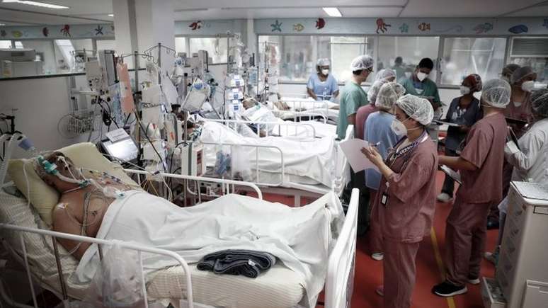 Caiu número de profissionais de saúde mortos pelo vírus