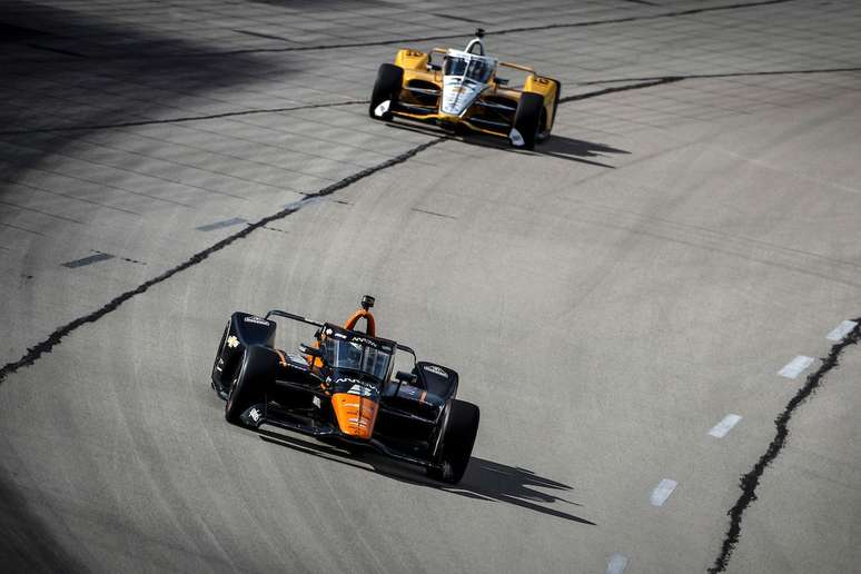 O piloto mexicano da Arrow McLaren deixa Josef Newgarden para trás no Texas. 