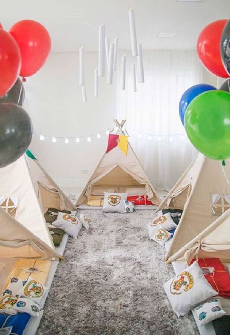 2. Balões coloridos para decoração de cabana para festa do pijama – Foto: Home Fashion Trend