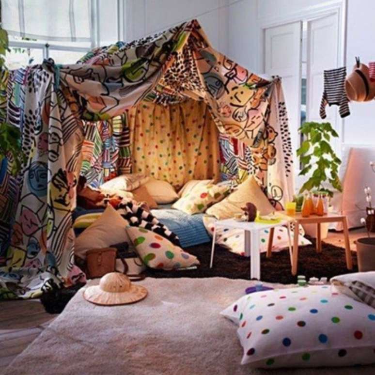 8. Como fazer cabana em casa com tecidos coloridos &ndash; Foto Athens Voice