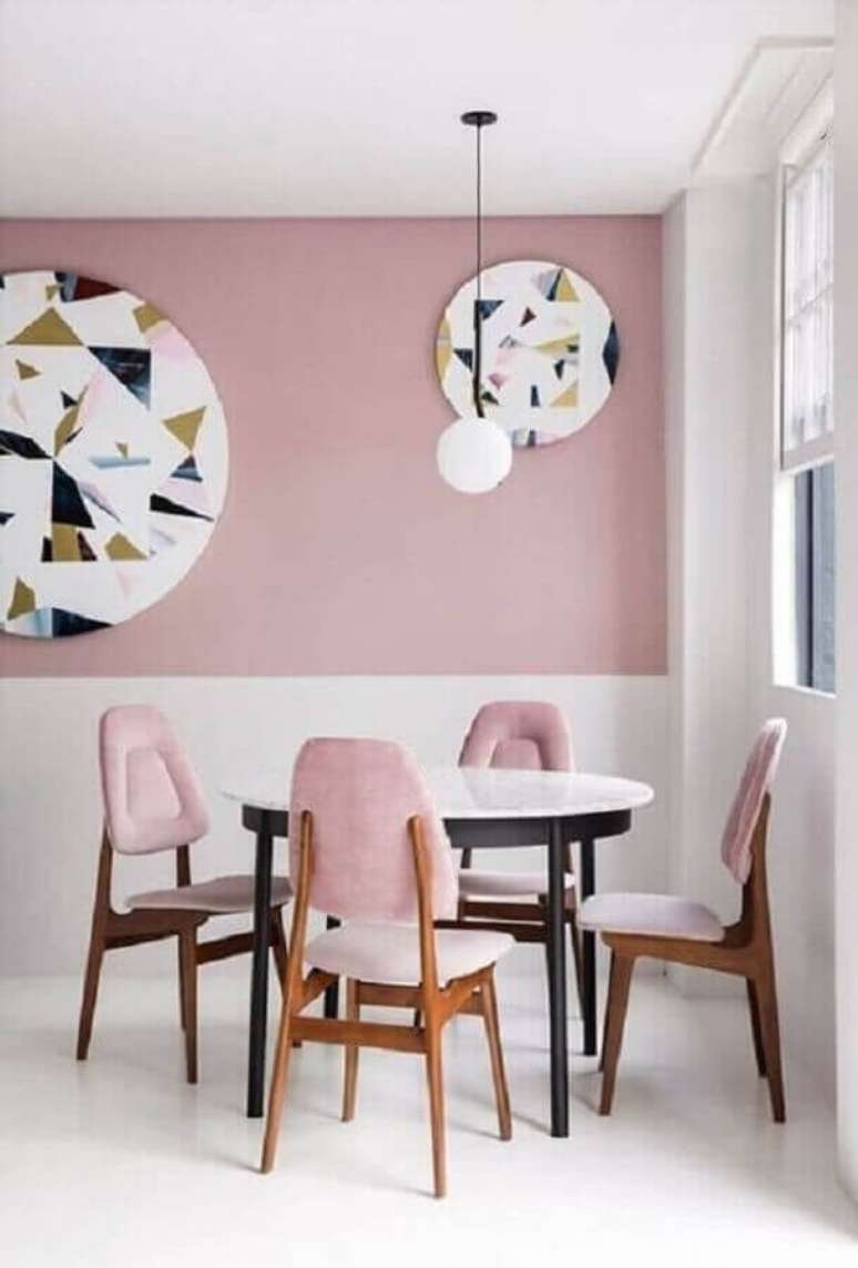 62. Sala de jantar minimalista decorada com meia parede rosa e branca – Foto: Pinterest