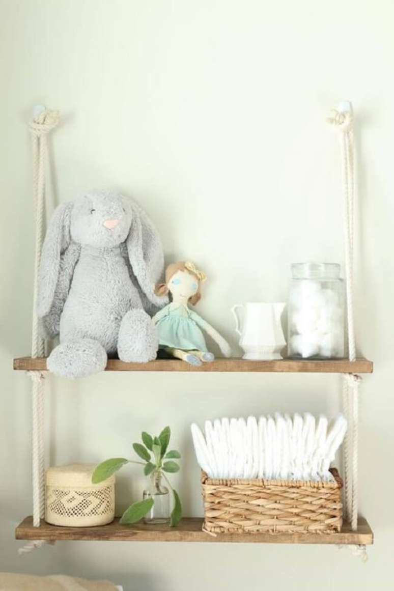 54. A decoração do quarto de bebê fica ainda mais especial na presença da prateleira de corda. Fonte: Etsy