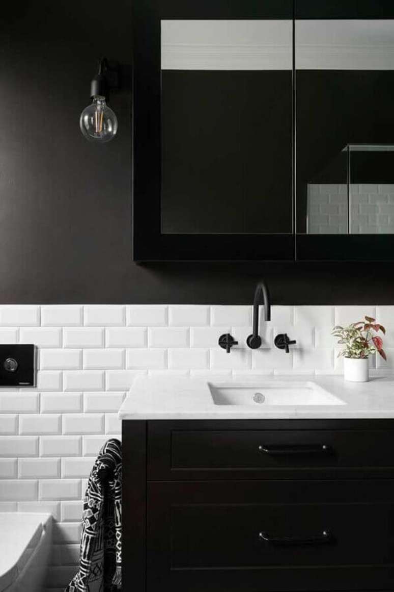 53. Banheiro preto e branco decorado com revestimento meia parede metro white – Foto: Houzz
