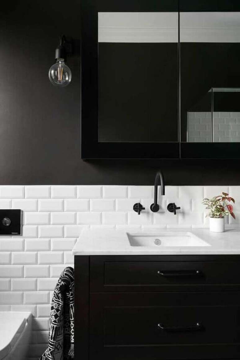 53. Banheiro preto e branco decorado com revestimento meia parede metro white &ndash; Foto: Houzz