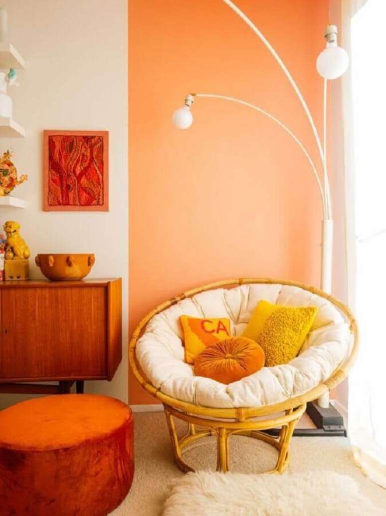 4. Decora&ccedil;&atilde;o com poltrona de vime e meia parede na vertical laranja &ndash; Foto: Pinterest