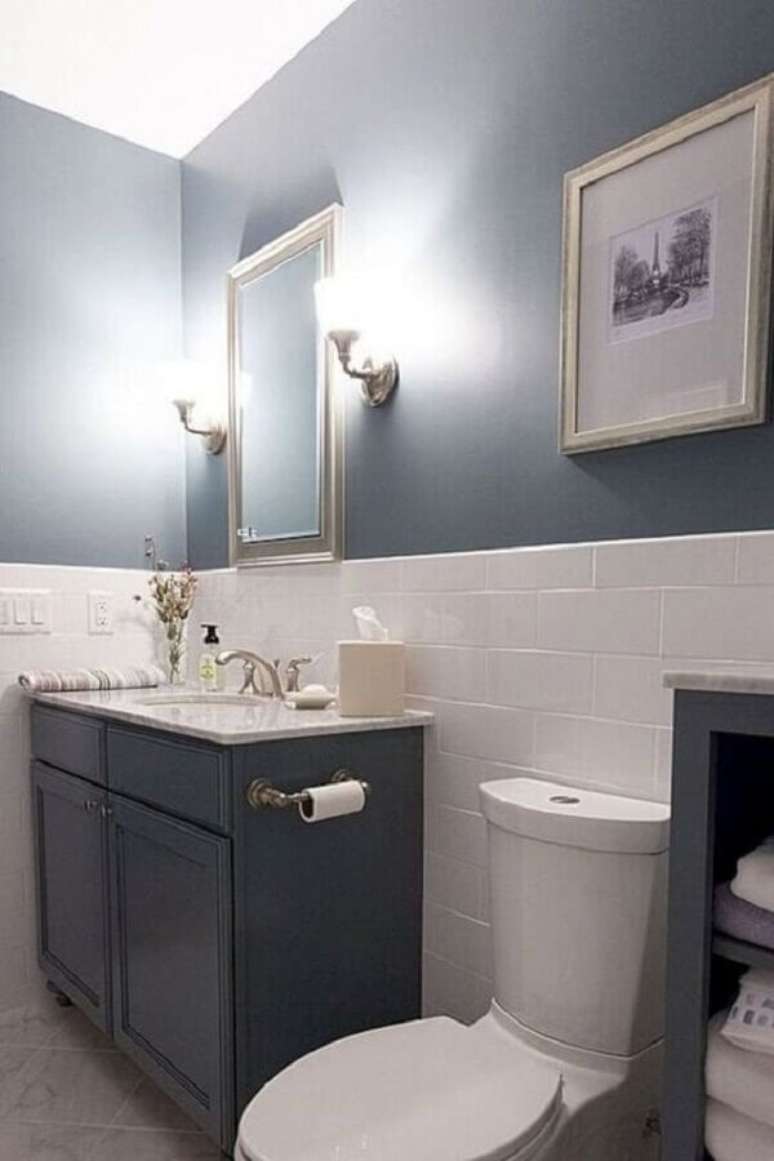 56. Revestimento meia parede para decoração de banheiro cinza e branco – Foto: Jeito de Casa