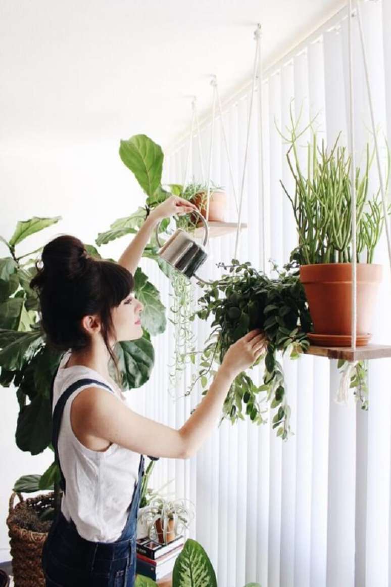 1. Os vasos de plantas ficam expostos na prateleira de corda. Fonte: Blog UrbanOutfitters