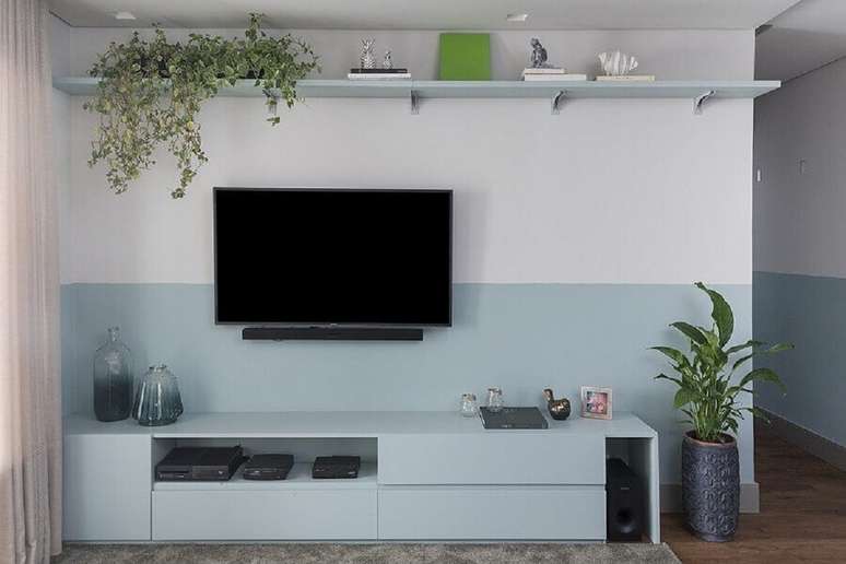 44. Pintura meia parede azul pastel para decoração de sala de TV – Foto: Pinterest