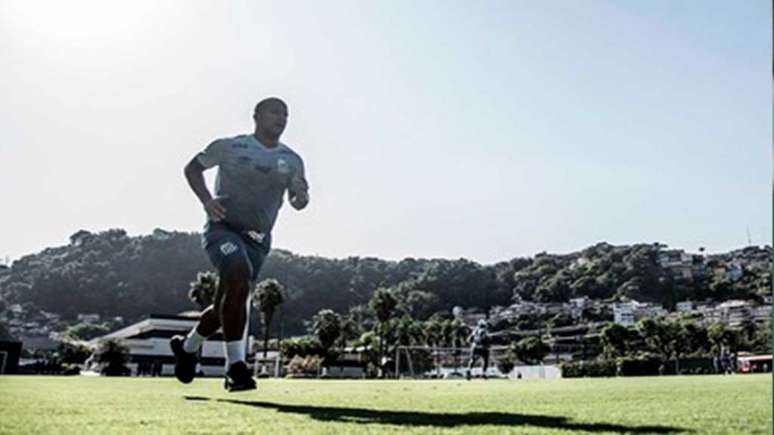 Carlos Sánchez corre contra o tempo para voltar aos gramados (Foto: Ivan Storti/SantosFC)