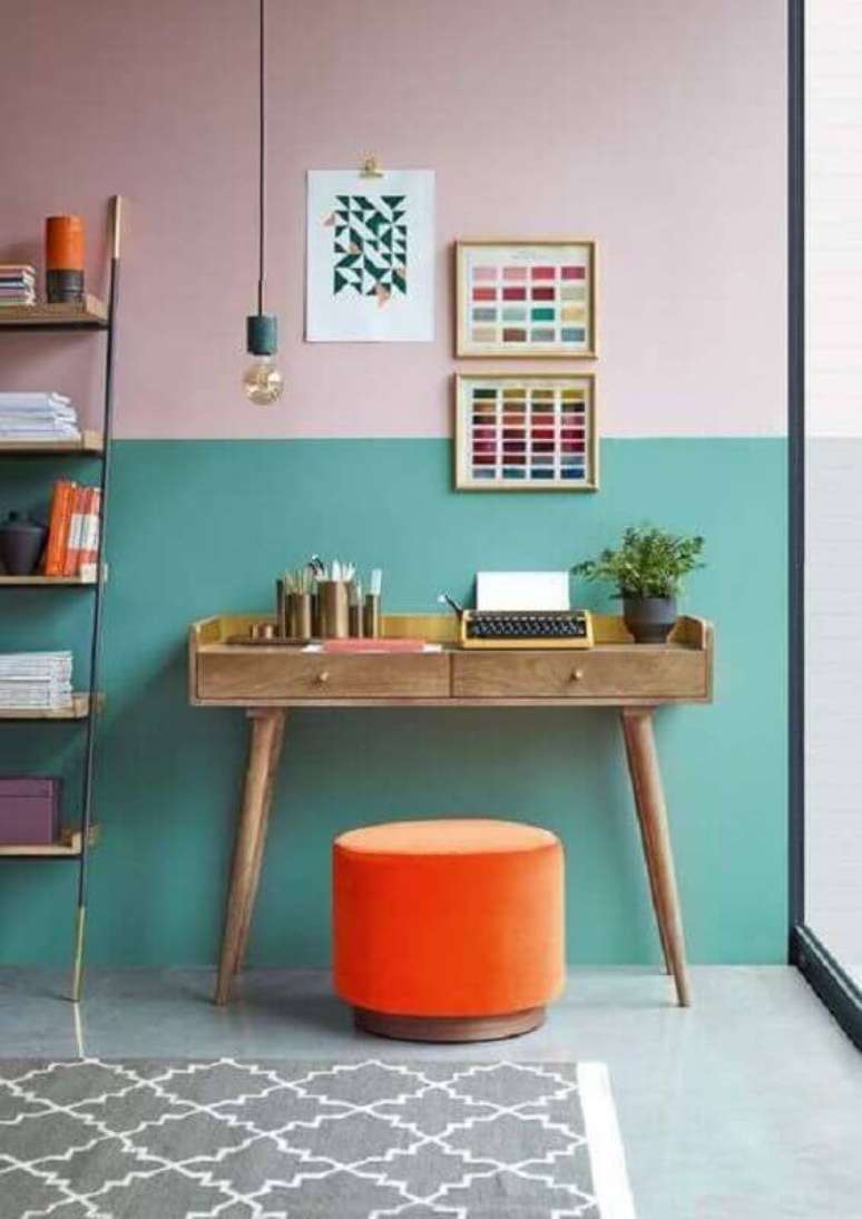 28. Decoração simples com escrivaninha de madeira retrô e pintura meia parede rosa e verde água – Foto: Pinterest