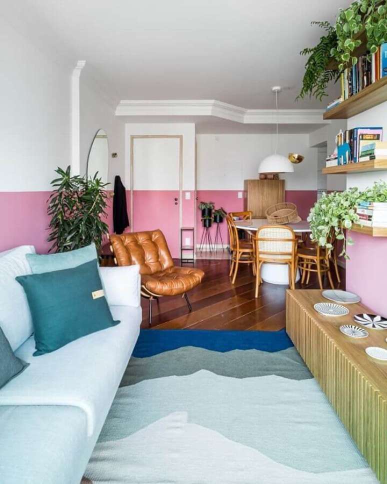 3. A meia parede com pintura na horizontal é uma das mais usadas na decoração – Foto: Jeito de Casa