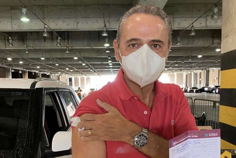 Luis Roberto recebeu a primeira dose de vacina contra o Covid-19 nesta quarta-feira (Reprodução / Instagram)