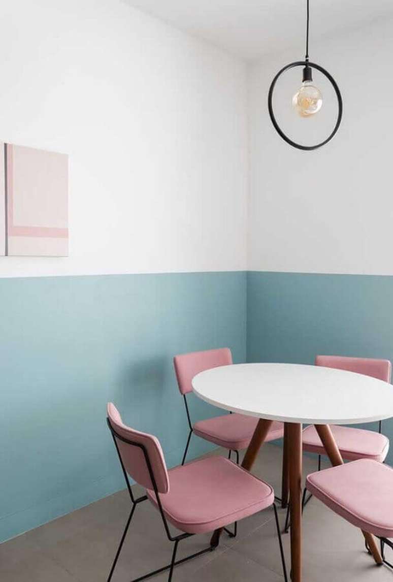 61. Sala de jantar minimalista decorada com meia parede azul pastel e cadeira rosa – Foto: Apartment Therapy