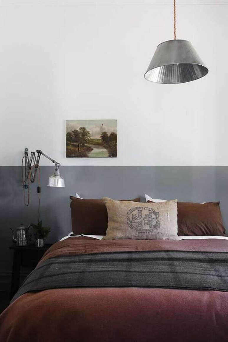 49. Decora&ccedil;&atilde;o simples com meia parede cinza para quarto de casal &ndash; Foto: Deavita