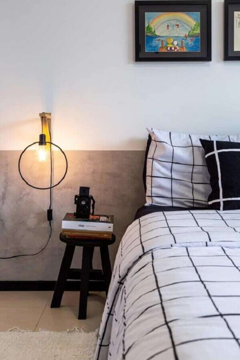 51. Meia parede cinza de cimento queimado para decoração de quarto moderno – Foto: Casa de Valentina