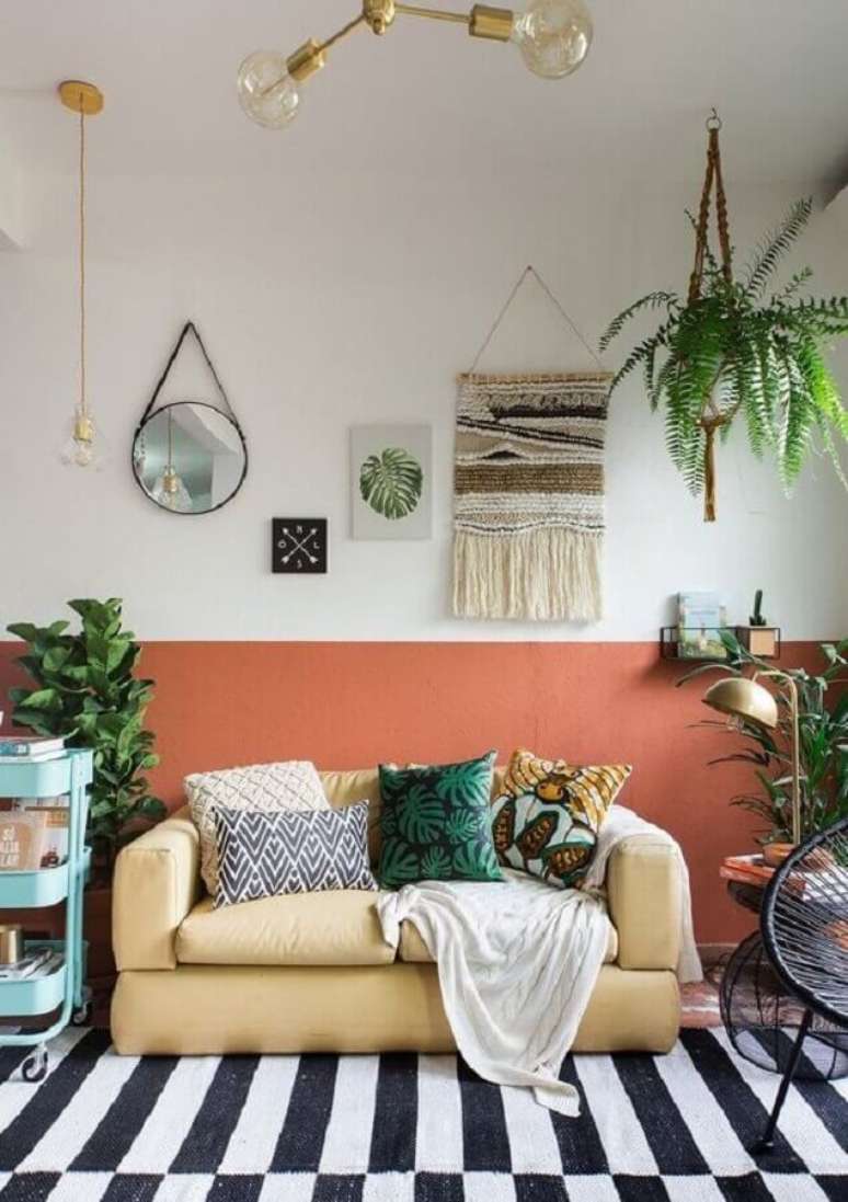7. Meia parede sala de estar simples decorada com tapete preto e branco – Foto: Histórias de Casa