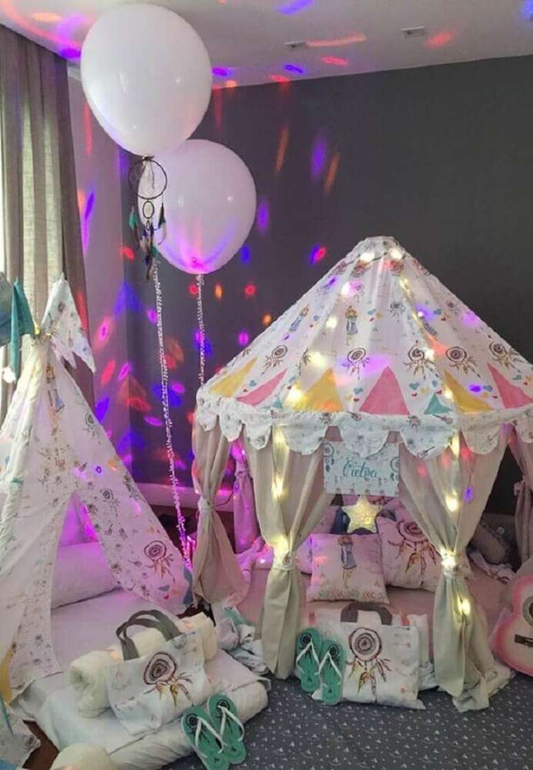 28. Não se esqueça de investir em uma iluminação bem aconchegante para a sua festa