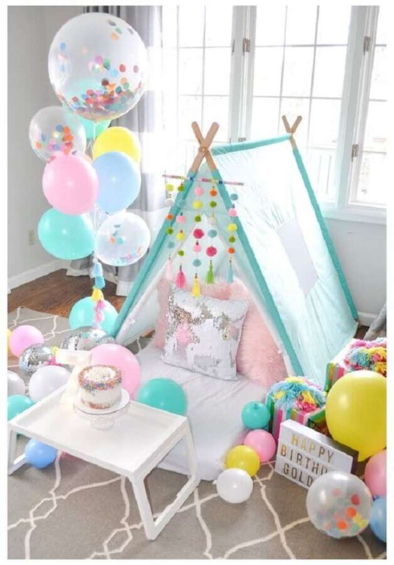 44. Cabaninha e balões para decoração de festa do pijama – Foto: Pinterest