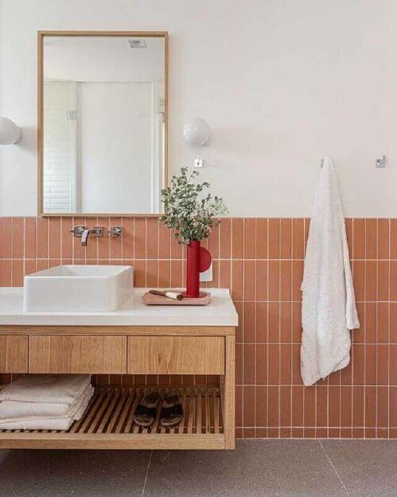 54. Revestimento meia parede para banheiro clean decorado com gabinete suspenso de madeira – Foto: Duda Senna