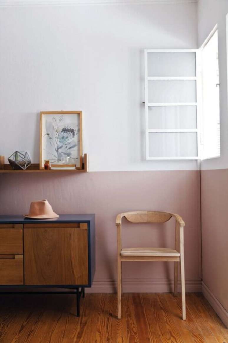 27. Decoração simples com pintura meia parede e buffet de madeira – Foto: Casa de Valentina
