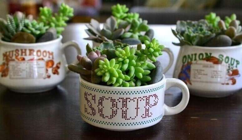 61. Mini jardim de suculentas montadas em potes de vidro. Fonte: Pinterest