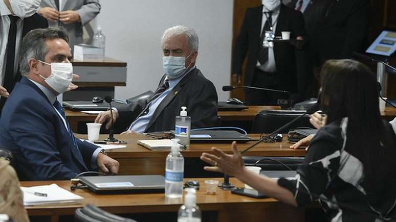 Discussão entre Eliziane Gama (dir) e Ciro Nogueira (esq) paralisou temporariamente depoimento de Nelson Teich