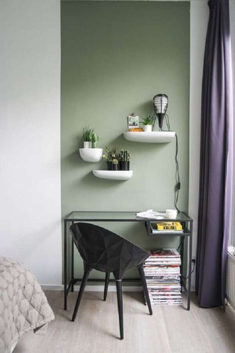 20. Decoração com pintura meia parede verde na vertical e escrivaninha pequena e simples – Foto: Behance