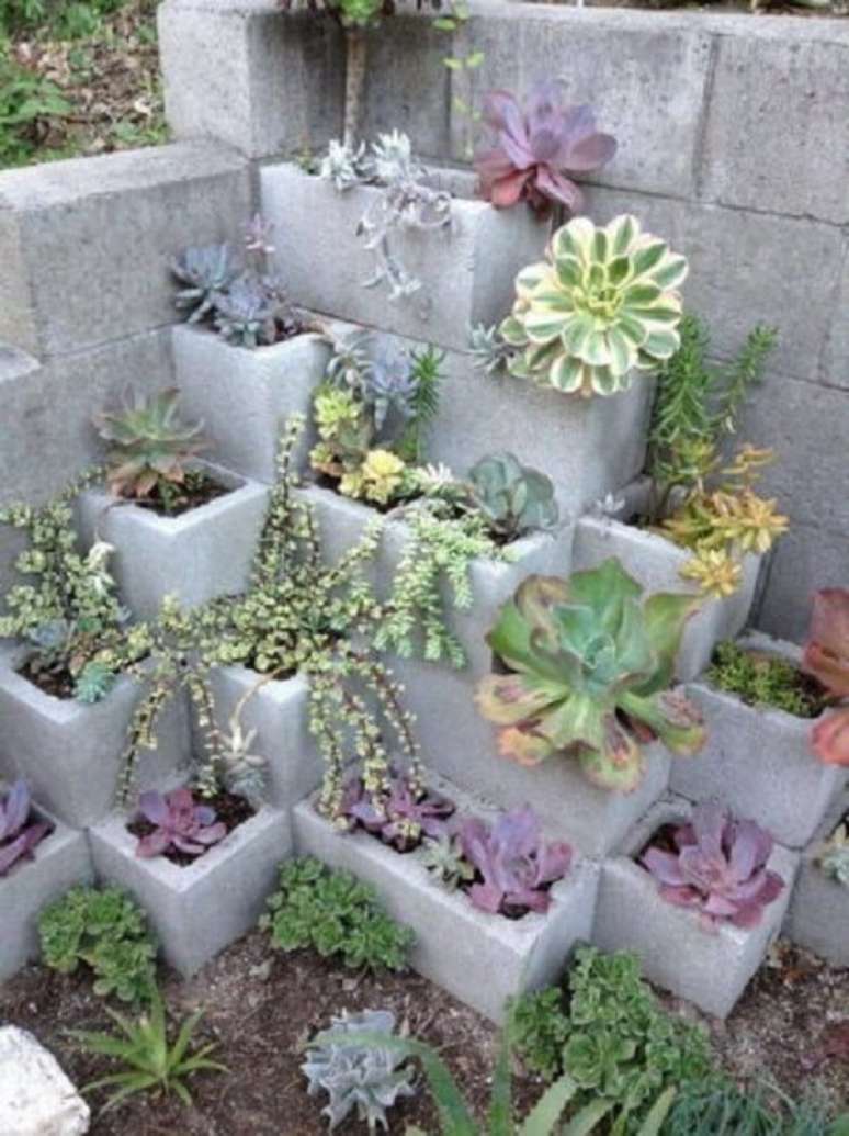 58. Blocos de cimento foram utilizados para estruturar o jardim de suculentas. Fonte: Pinterest