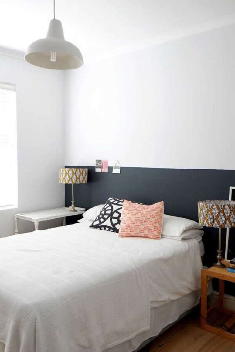 8. Meia parede cinza para quarto com decoração minimalista – Foto: Apartment Therapy