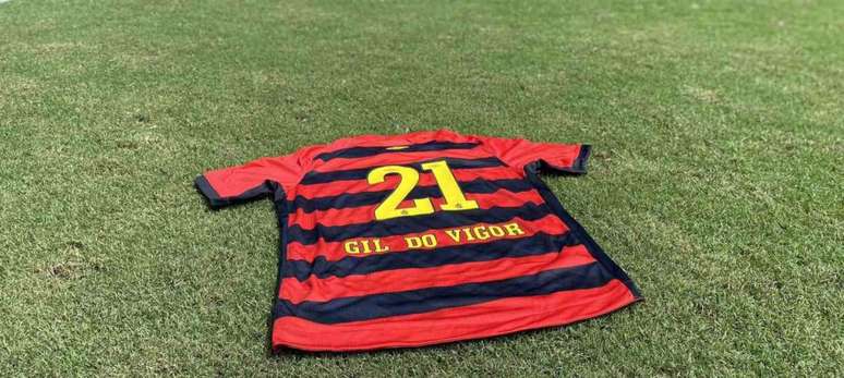 Camisa do Sport personalizada para Gil do Vigor que ficou exposta na loja oficial do clube(Reprodução / Twitter)
