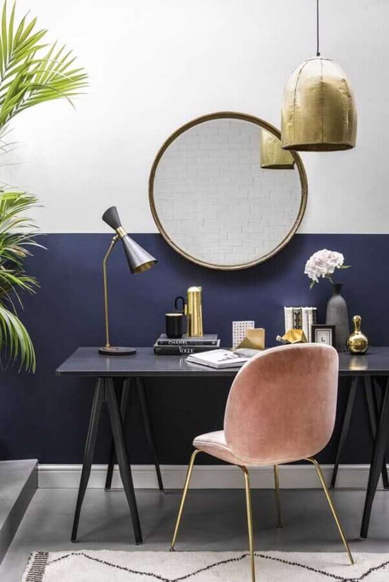 30. Home office decorado com escrivaninha preta e meia parede azul marinho – Foto: Home Fashion Trend
