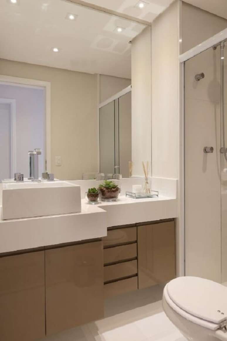 21. Banheiro branco com gabinete marrom e jardim de suculentas. Fonte Projeto por Bianchi & Lima Arquitetura