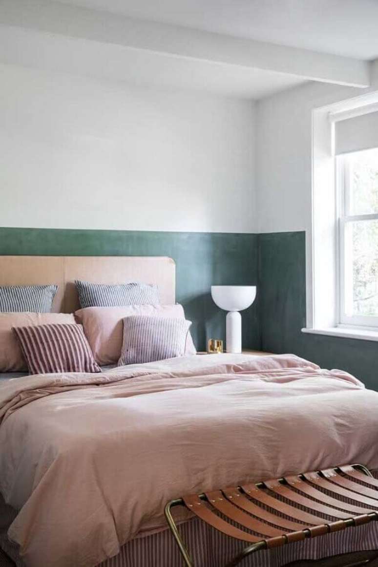 18. Decoração clean para quarto de casal com abajur branco moderno e pintura meia parede – Foto: Apartment Therapy