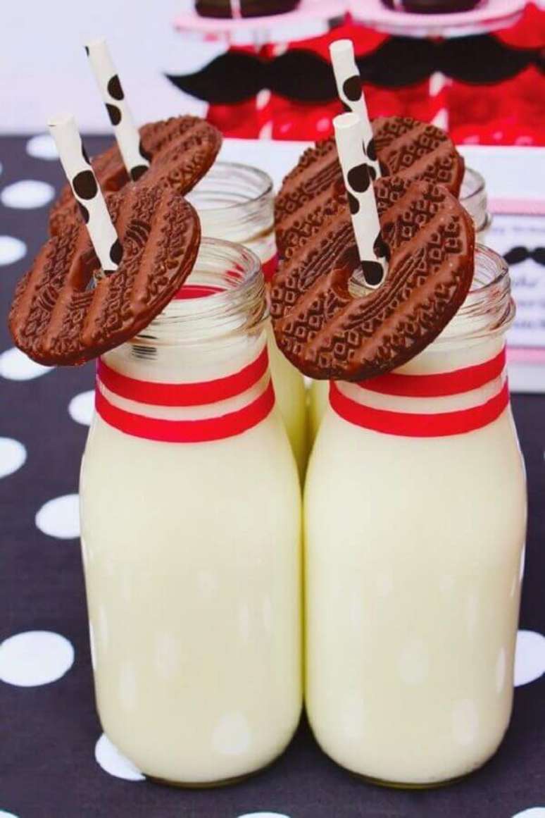 55. Garrafinhas de leite com biscoitos de chocolate para festa do pijama – Foto: Pinterest