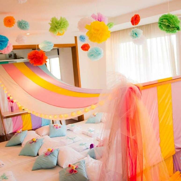 47. Decoração colorida para festa do pijama infantil – Foto: Pinterest