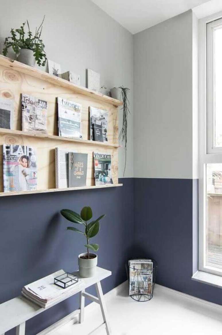 35. Meia parede cinza claro e escuro decorada com prateleira de madeira &ndash; Foto: Pinterest