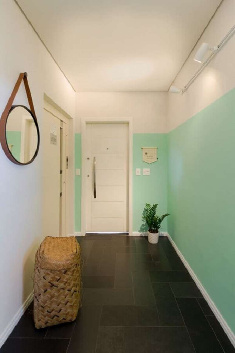 24. Decoração meia parede para corredor branco e verde – Foto: Dobra Arquitetura