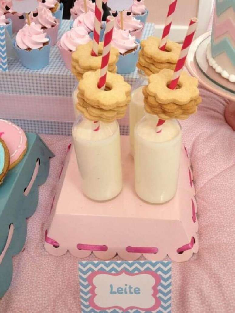 62. Mesa de festa do pijama com garrafinhas de leite e biscoitos – Foto: Constance Zahn