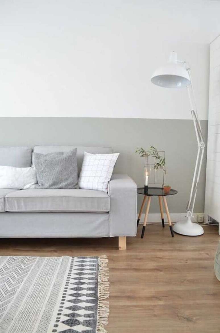 60. Decoração minimalista para sala de estar com meia parede cinza claro – Foto: Apartment Therapy
