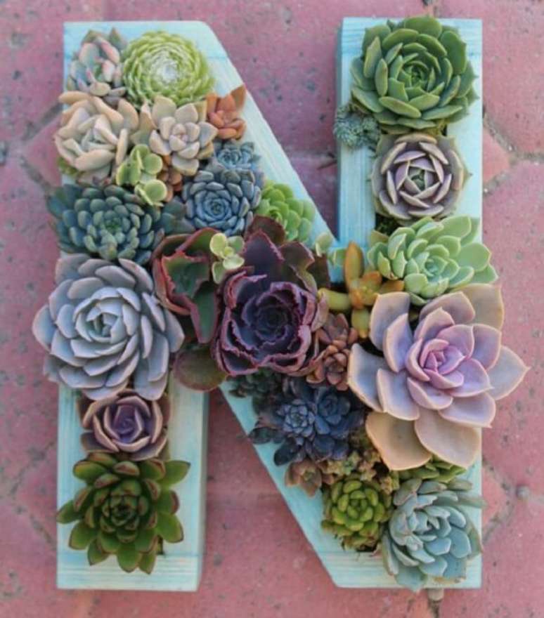 20. Utilize letras decorativas para compor um lindo jardim de suculentas. Fonte: Pinterest