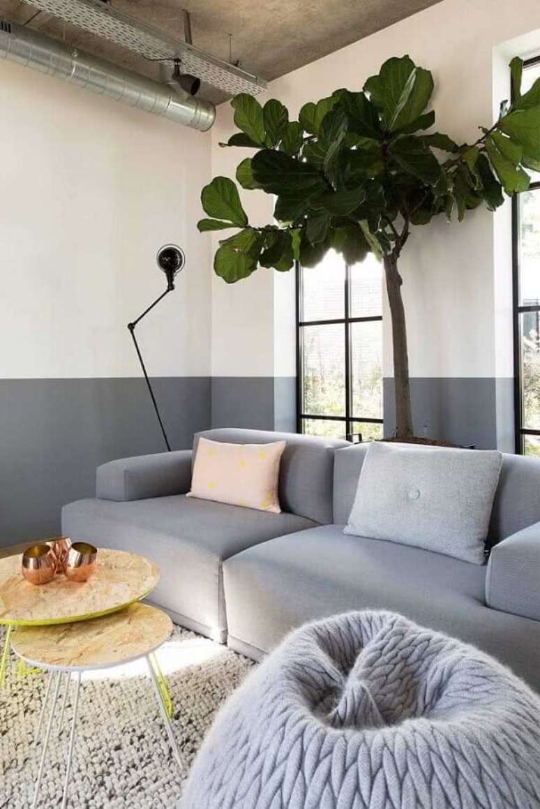59. Sala de estar decorada com meia parede cinza &ndash; Foto: Apartment Therapy