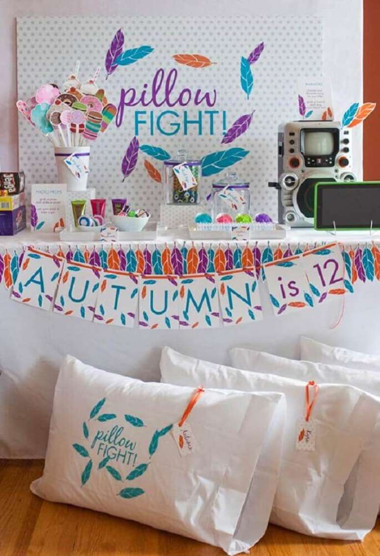 5. Guerra de travesseiros é uma das ideias para festa do pijama que não pode faltar