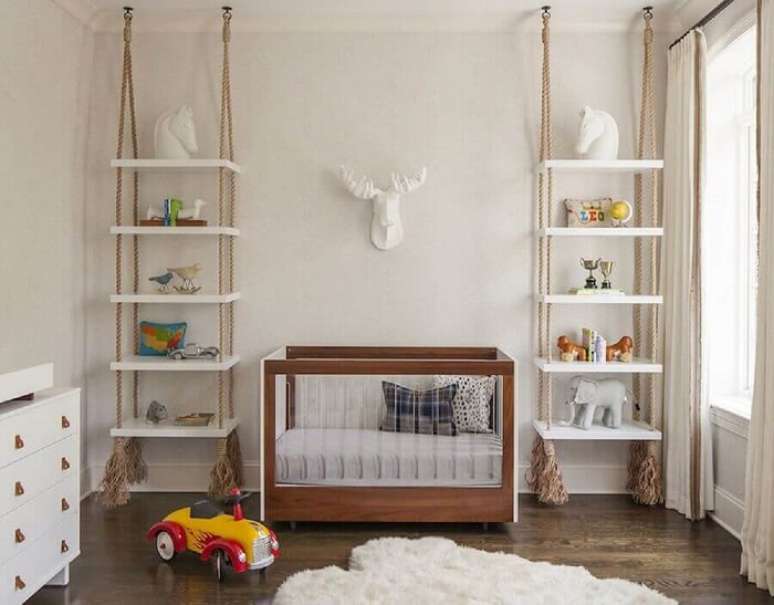 19. Prateleira de madeira suspensa por corda para decoração de quarto de bebê. Fonte: Elle Decoration