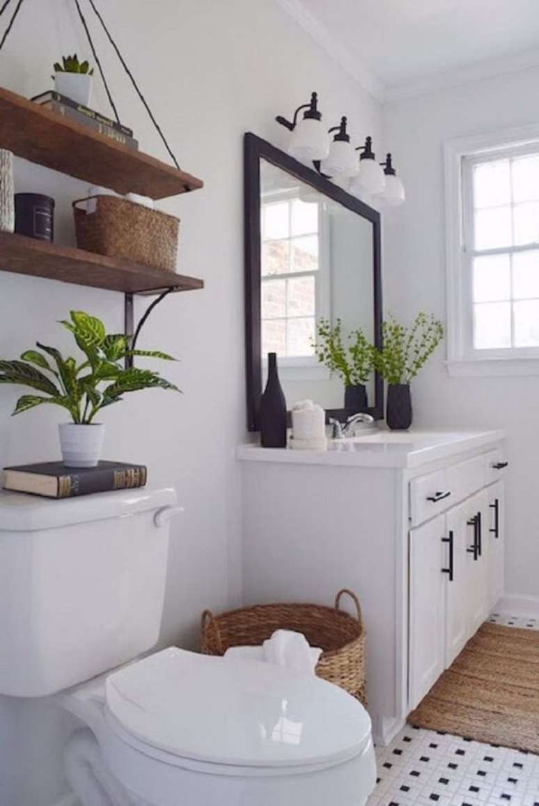 22. Otimize o espaço do banheiro e invista em uma prateleira de corda. Fonte: Pinterest
