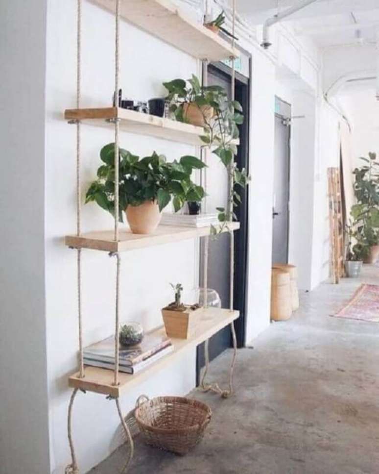 23. Os vasos de plantas realçam a beleza da prateleira de corda e madeira. Fonte: Fashionismo