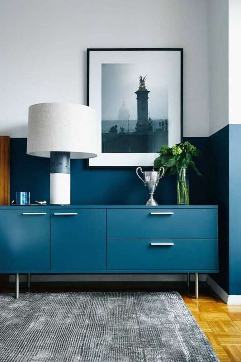 15. Decoração com buffet e meia parede azul – Foto: Jeito de Casa