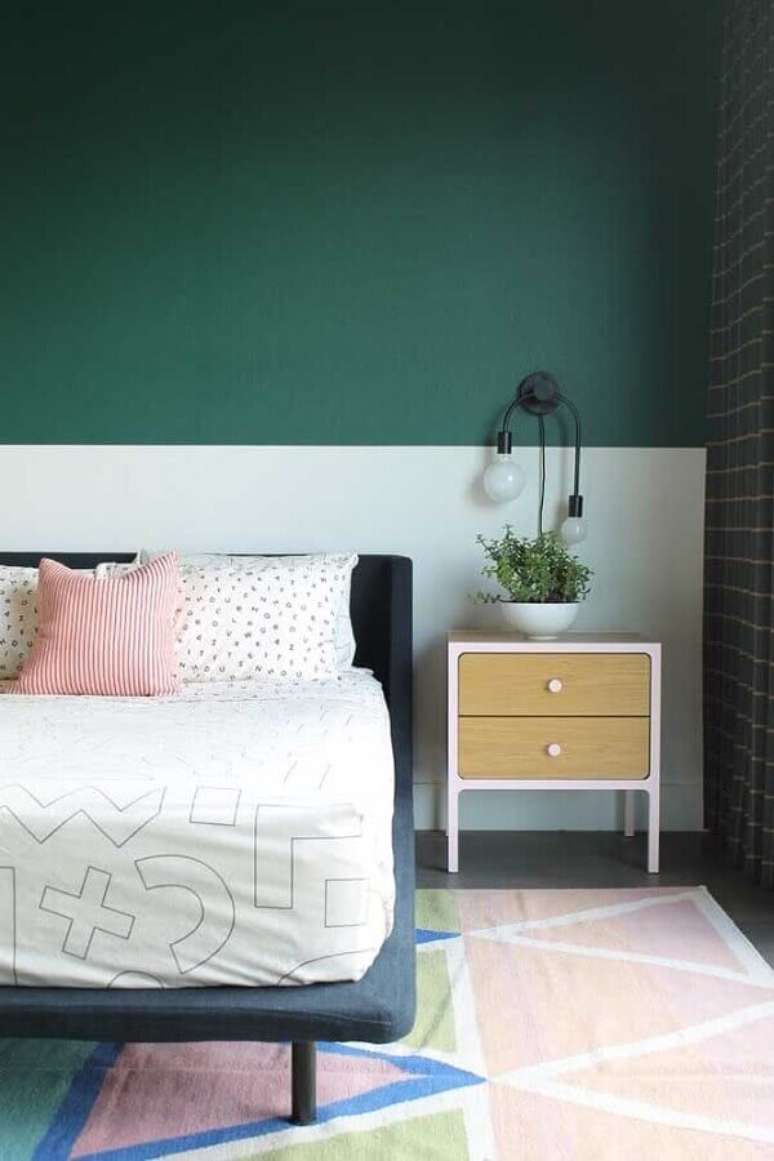48. Decoração clean para quarto de casal com meia parede verde e branca – Foto: Houzz